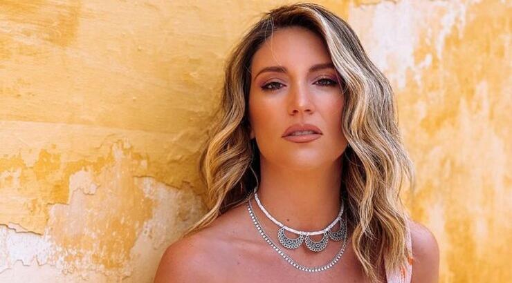 Το wavy look της Αθηνάς Οικονομάκου είναι ιδανικό εάν είσαι καλεσμένη σε γάμο