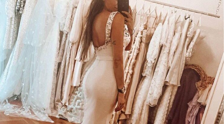 Επώνυμο ζευγάρι ανεβαίνει τα σκαλιά της εκκλησίας τον Αύγουστο του 2021