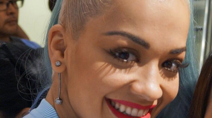 Πασίγνωστη τραγουδίστρια έβαψε τα μαλλιά της…γαλάζια! 