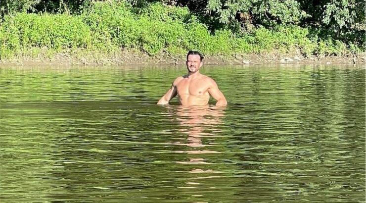Orlando Bloom: Το γυμνό κολύμπι του σε λίμνη και η πόζα που έγινε viral [εικόνα & βίντεο]