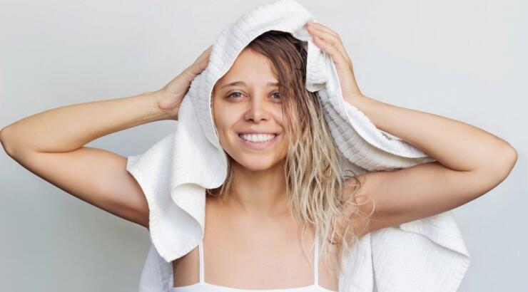 Λαμπερά & ενυδατωμένα μαλλιά: Τα φυσικά προϊόντα που θα σου γίνουν απαραίτητα