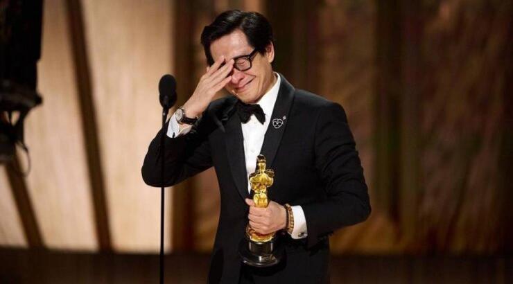“Μαμά, μόλις κέρδισα ένα Oscar”: Κλαίγοντας ο Ke Huy Quan παρέλαβε το βραβείο του [βίντεο]