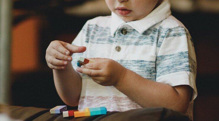 6 λόγοι που τα παιδιά πρέπει να έχουν λιγότερα παιχνίδια στο σπίτι