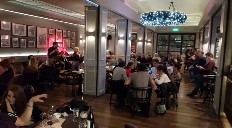 Μάγεψε με την φωνή της η Παμπίνα Κοντέα σε στέκι στην Αθήνα