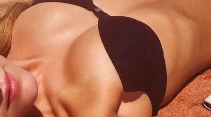 Κύπρια τραγουδίστρια “αναστατώνει” την παραλία με το μικροσκοπικό μαγιό της