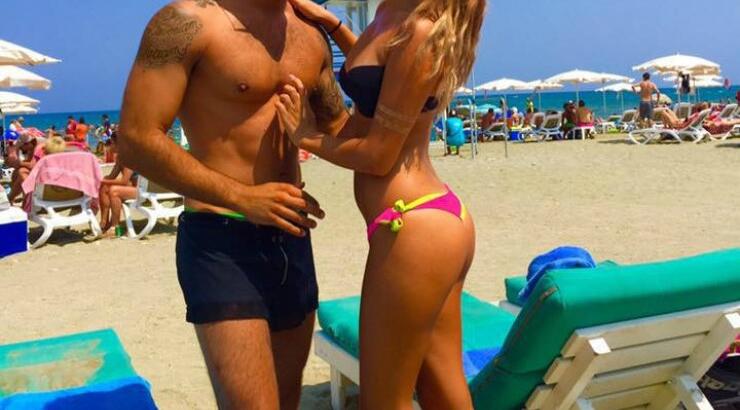 Τα καυτά φιλιά στην παραλία για ζευγάρι της κυπριακής showbiz!