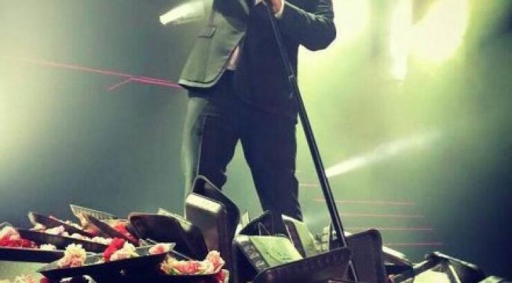 Παντελής Παντελίδης: Η συγκινητική αφιέρωση των φίλων του έξω από την εκκλησία