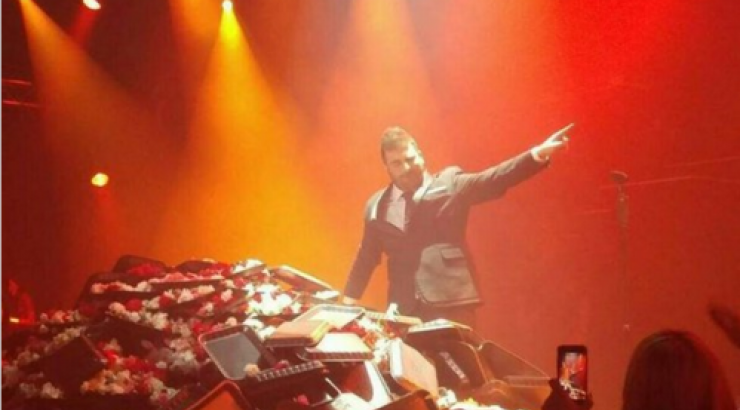 Η επίσημη απάντηση του νυχτερινού μαγαζιού για το “βουνό” από λουλούδια στον Παντελίδη!