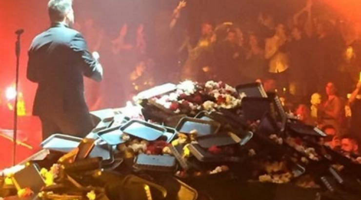 “Βουνό” τα λουλούδια που έριξαν στον Παντελή Παντελίδη!