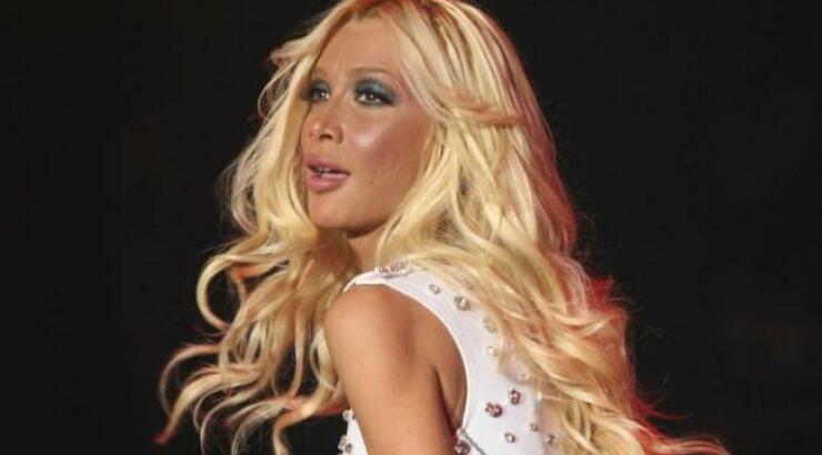 H Πάολα με καυτό shorts χορεύει ικαριώτικο μετά το Madwalk