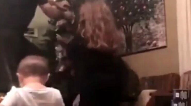 Ότι πιο όμορφο θα δεις σήμερα! Ζευγάρι της ελληνικής showbiz στόλισε το δέντρο παρέα με τα παιδάκια του! [βίντεο]