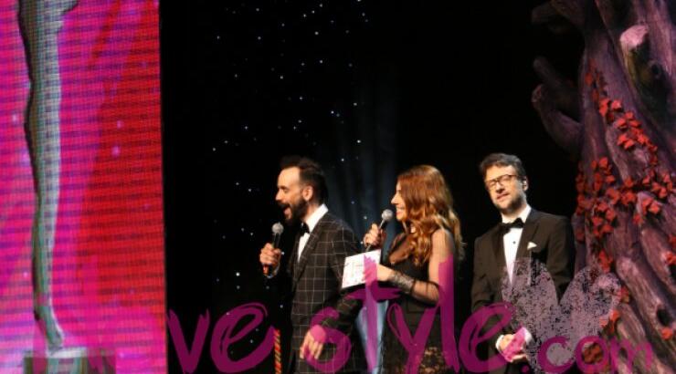 Το όμορφο στιγμιότυπο των Μουζουράκη, Παπαρίζου, Μαραβέγια στη σκηνή των "Madame Figaro Γυναίκες της χρονιάς 2016" [βίντεο]