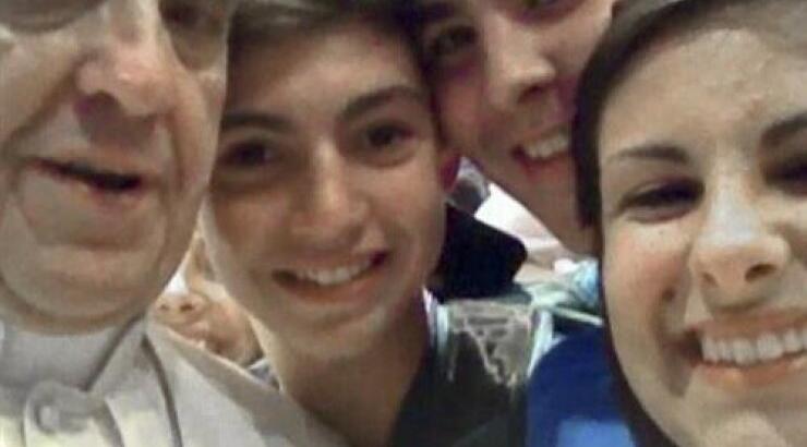 Το γαμήλιο δώρο του Πάπα σε ένα ζευγάρι νιόπαντρων: μια «selfie»