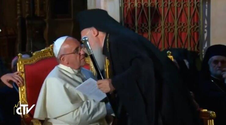 Δείτε τον Πάπα να τραβάει τον Βαρθολομαίο για να του φιλήσει το χέρι