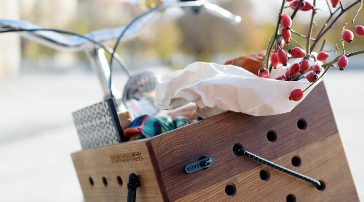 Ξύλινο καλάθι στο ποδήλατο