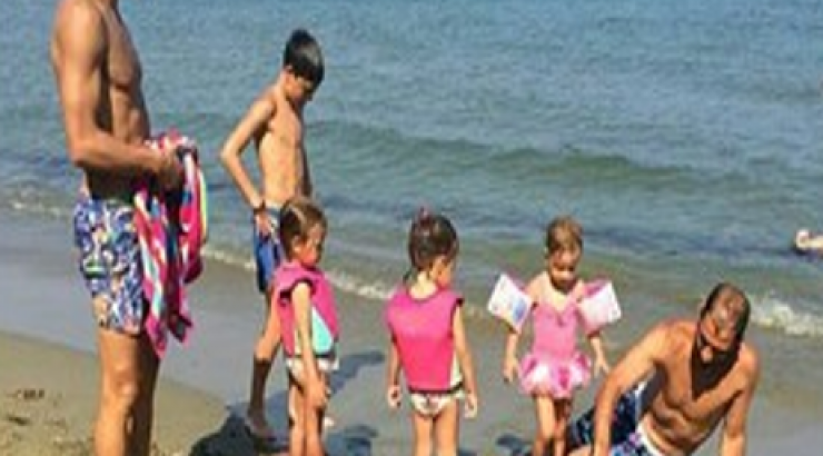 Κωνσταντίνος Χαραλαμπίδης - Γιάννης Οκκάς: Σε παραλία της Λάρνακας μαζί με τις οικογένειες τους!