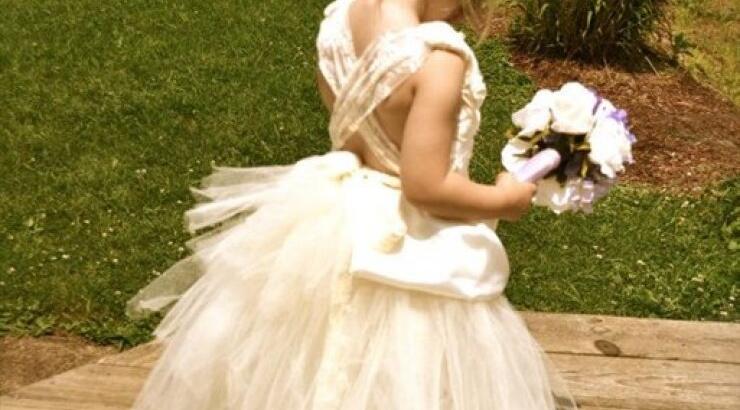 Το παρανυφάκι φιλάει καλύτερα από τη νύφη [εικόνα]