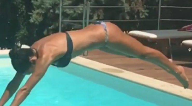 Επώνυμη Ελληνίδα "κόβει την ανάσα" με τις βουτιές της και το αψεγάδιαστο κορμί της!