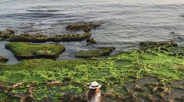 Ηθοποιός σε κυπριακή σειρά κάνει βουτιές στην Αγία Νάπα