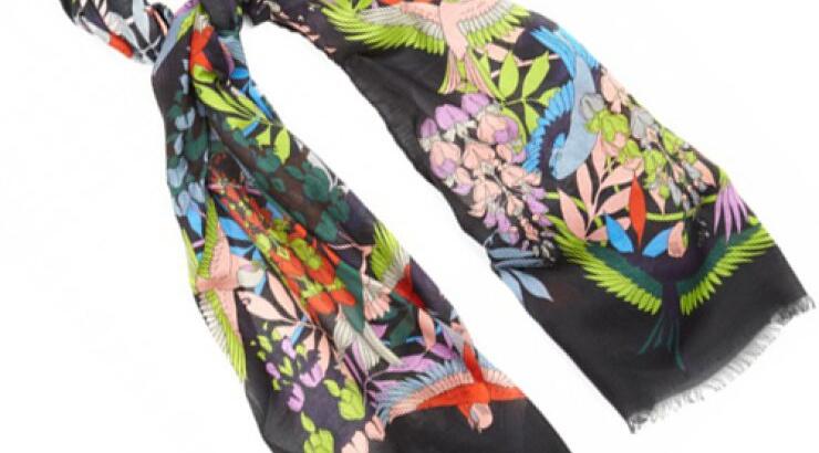 Ένα συλλεκτικό φουλάρι από τον οίκο Jonathan Saunders