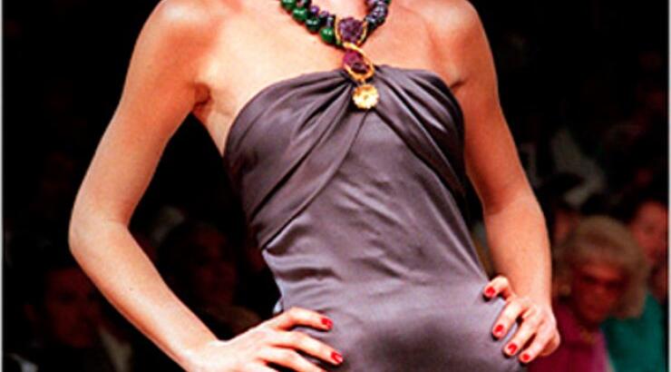 Η Κάρλα Μπρούνι επιστρέφει