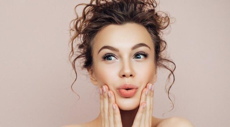 DIY lip scrub με μέλι που θα αφήσει τα χείλη σου ενυδατωμένα και μαλακά 