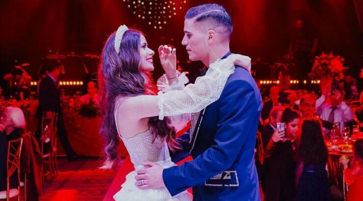 Η Μαρία Κορτζιά ξεφυλλίζει το υπέροχο φωτογραφικό άλμπουμ του γάμου τους! 