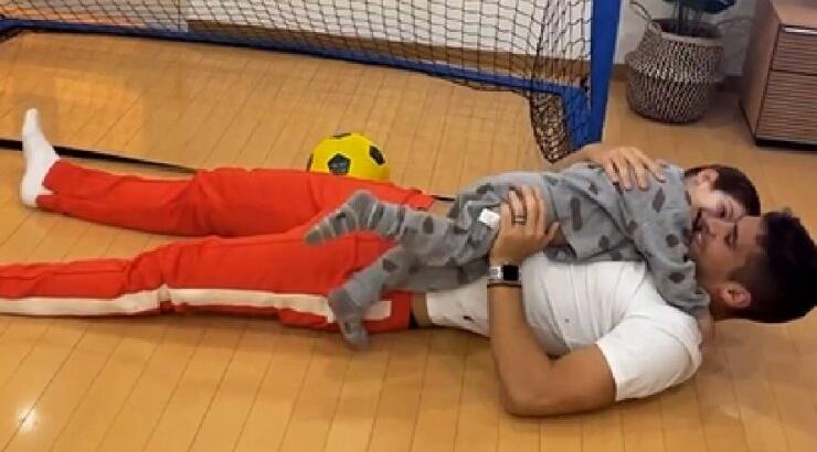 Πιέρος Σωτηρίου: Παίζει ποδόσφαιρο με τον γιο του Σοφοκλή στο σαλόνι του σπιτιού τους στην Ιαπωνία [βίντεο]