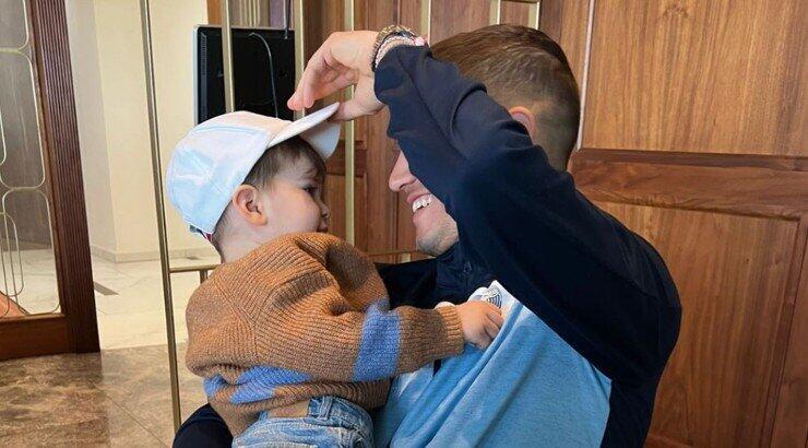 Πιέρος Σωτηρίου: Ξέγνοιαστες στιγμές με τον γιο του Σοφοκλή στην πισίνα! [εικόνα]