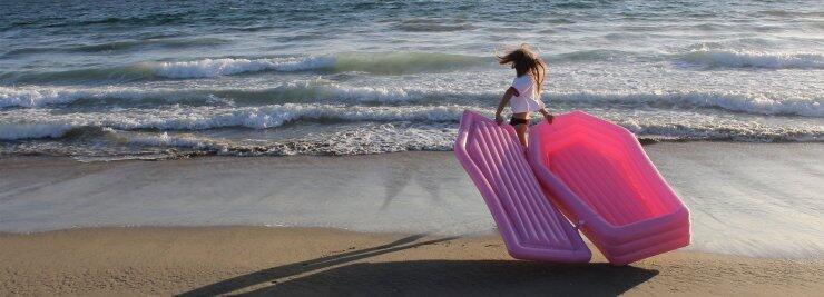 Relax… σε ροζ φέρετρο