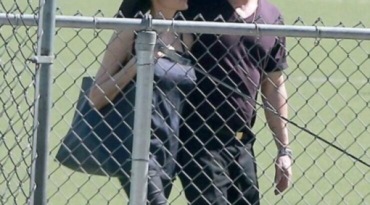 Ο Pitt & η Jolie ανταλλάσσουν παθιασμένα δημόσια φιλιά!