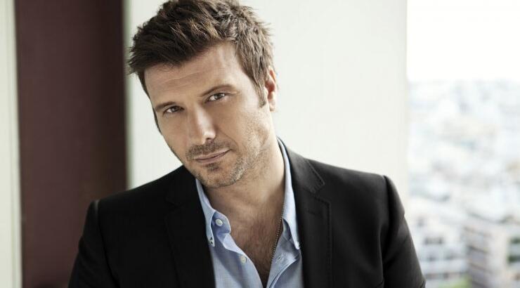  Δείτε τον Γιάννη Πλούταρχο να τραγουδά με τον γιο του [βίντεο]