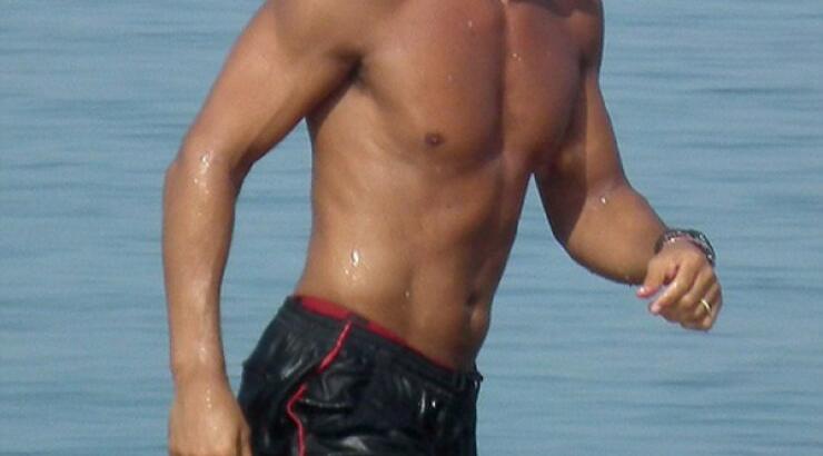 Διακοπές στην Χαλκιδική δύο μήνες μετά τον χαμό της συζύγου του [εικόνες]