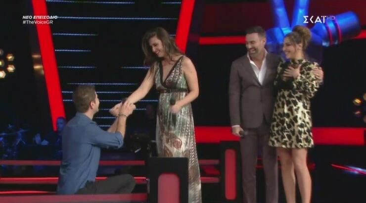 Η πιο συγκινητική στιγμή στο "The Voice"! Ο σύντροφός παίκτριας της έκανε πρόταση γάμου on stage [βίντεο]