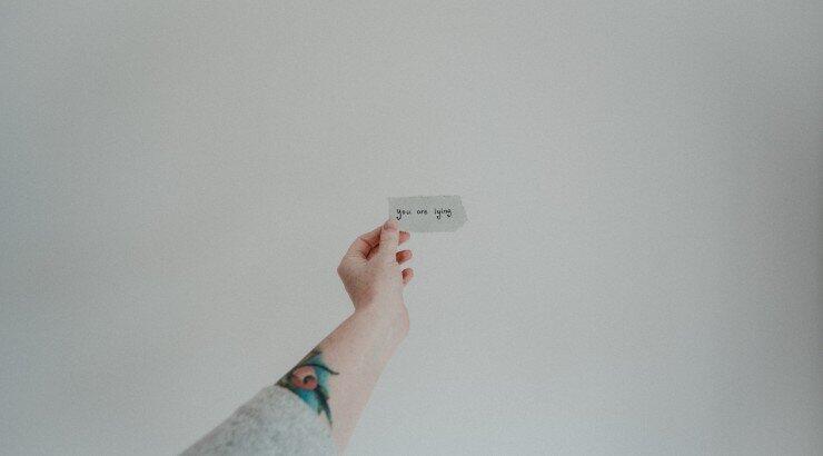 7 σημάδια ότι κάποιος σου λέει ψέματα!