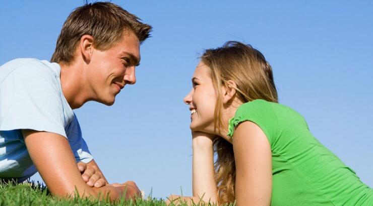 5 σημάδια που δείχνουν ότι σε θέλει