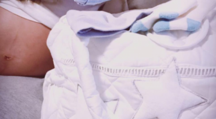 Γέννησε επώνυμη Ελληνίδα και πόσταρε την πρώτη φωτογραφία με το νεογέννητο γιο της