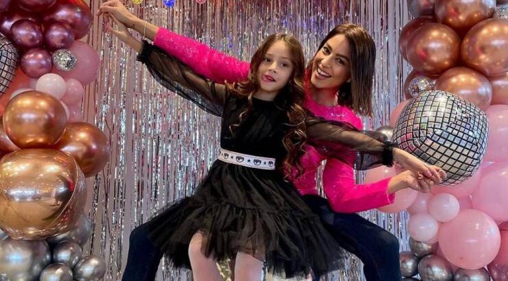 Κωνσταντίνα Ευριπίδου: Η Αριάδνη απαγγέλλει στη γιορτή του σχολείου και την παρακολουθεί συγκινημένη