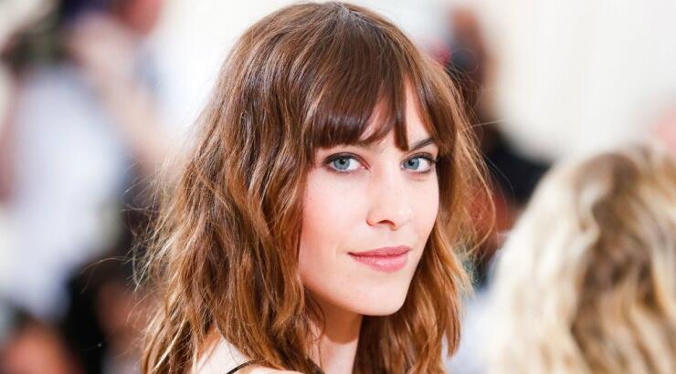 Πώς να κόψεις μόνη σου τις αφέλειες που σε ενοχλούν [βίντεο]