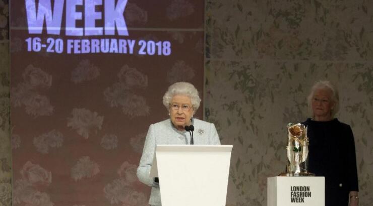 Η βασίλισσα Ελισάβετ παρευρέθηκε για πρώτη φορά στην εβδομάδα μόδας του Λονδίνου