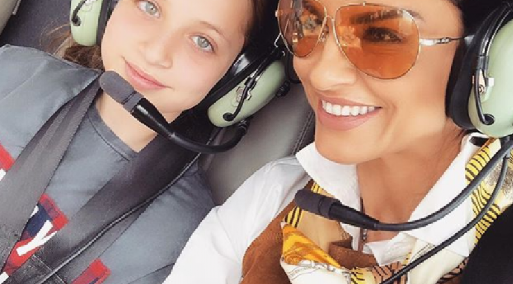 Θα σας ξετρελάνει! Η κόρη της Ramona Filip φόρεσε τα τακούνια της μαμάς της για να πάει στο θέατρο! [εικόνα]