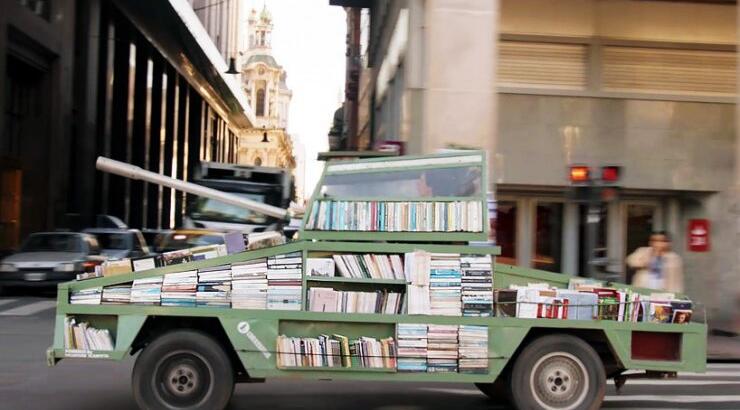 Βιβλιοθήκη σε ένα τανκ!