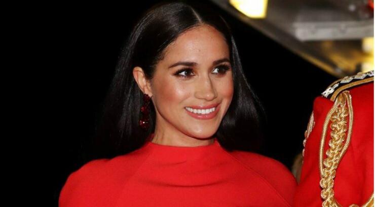H Meghan Markle δημιούργησε το πιο κομψό red look με φόρεμα βρετανικού οίκου