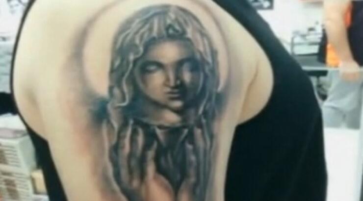Ποιος Έλληνας τραγουδιστής έκανε αυτό το τατουάζ;