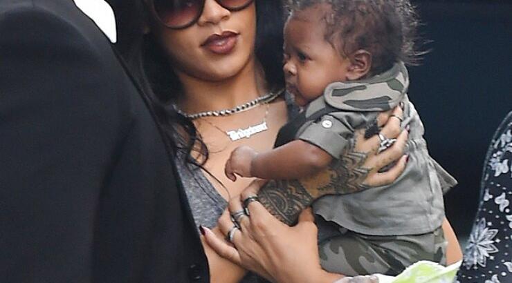 Rihanna: Με μωρό στην αγκαλιά της [εικόνες]