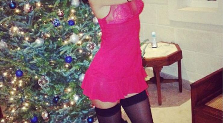 Η Rihanna ποζάρει φορώντας μόνο το νεγκλιζέ της [εικόνες]