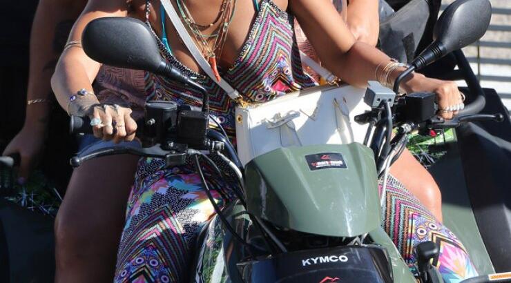 Τι κάνει η Rihanna στην Κορσική; [εικόνες]