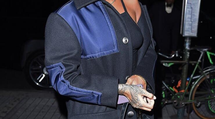 Πόσο να κοστίζει άραγε το παλτό που φοράει η Rihanna; [εικόνες]