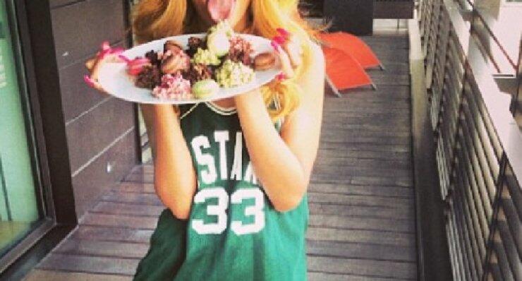 Ποια τραγουδίστρια τρώει αυτές τις λιχουδιές πριν ανέβει στη σκηνή;