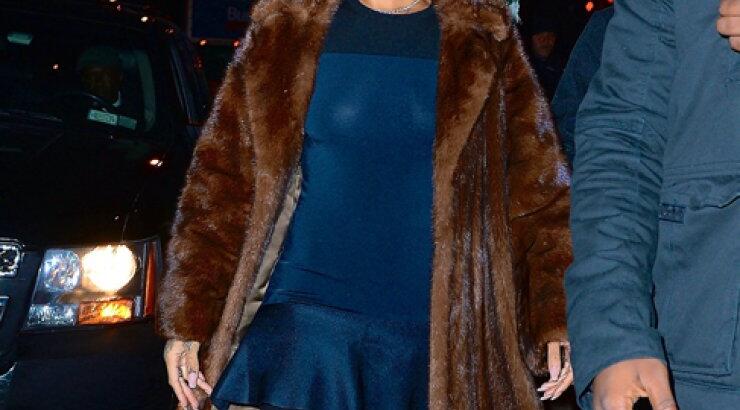 Rihanna: Κάτω από το φόρεμα οι ζαρτιέρες 